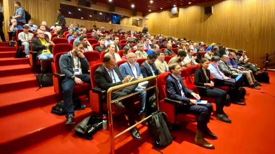 Large audience for the benchmarking session