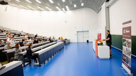 Andras Palyi (BME) speaks to the audience in the impressive location – © BME / Berci Geberle