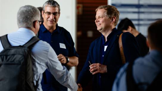Informal exchange in the lobby during a meeting break – © BME / Berci Geberle