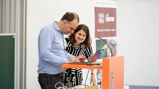 Project coordinator Frank Wilhelm-Mauch (FZJ) and project manager Antonija Zrno Ćulap (RISE) at the podium in the main conference hall – © BME / Berci Geberle